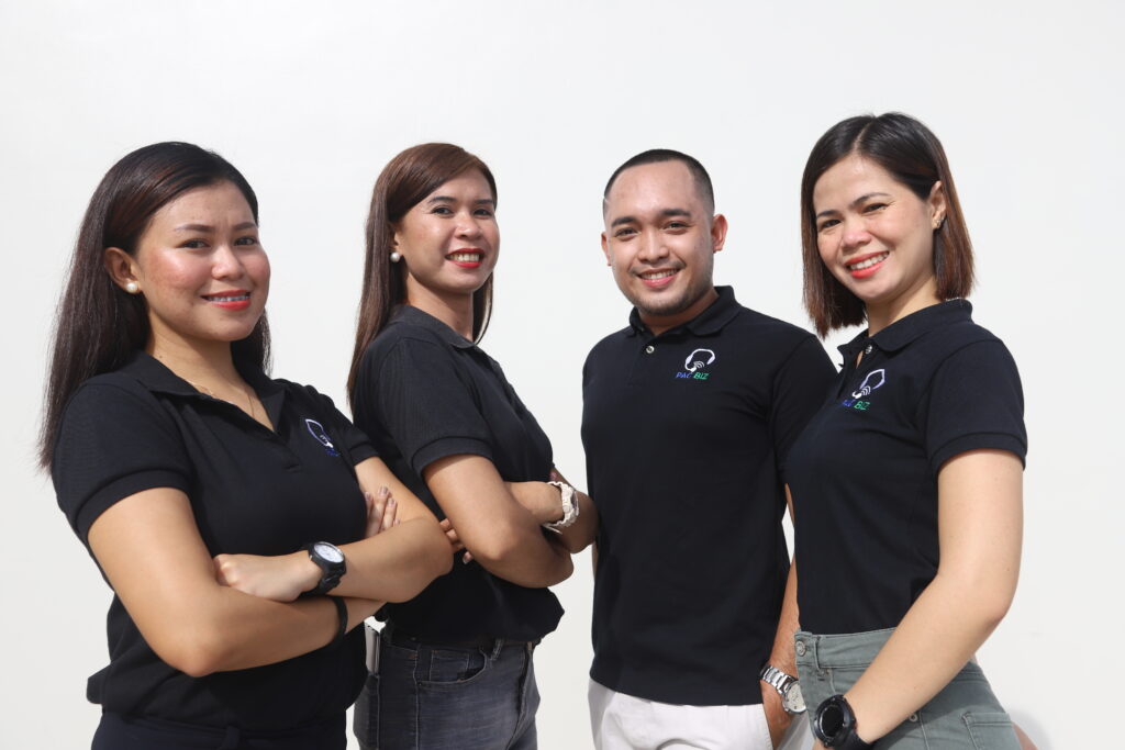 A team of expert live chat outsourcing agents