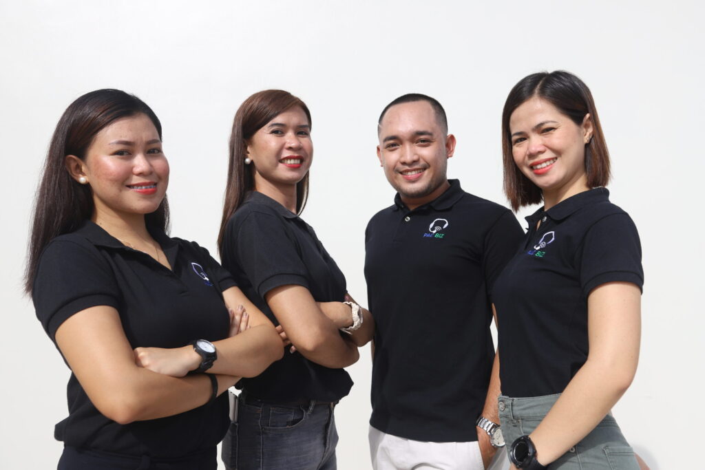 A team of expert live chat outsourcing agents